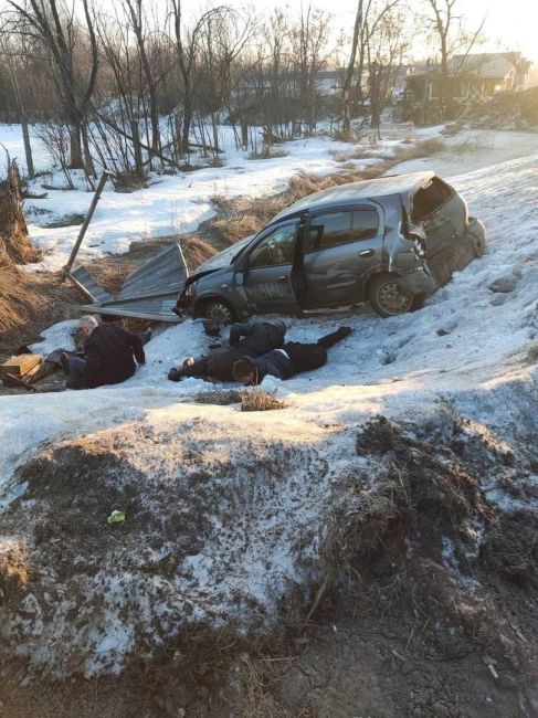 💥 На Горьковском шоссе в поселке Новостройка Богородского округа автомобиль врезался в остановку с..