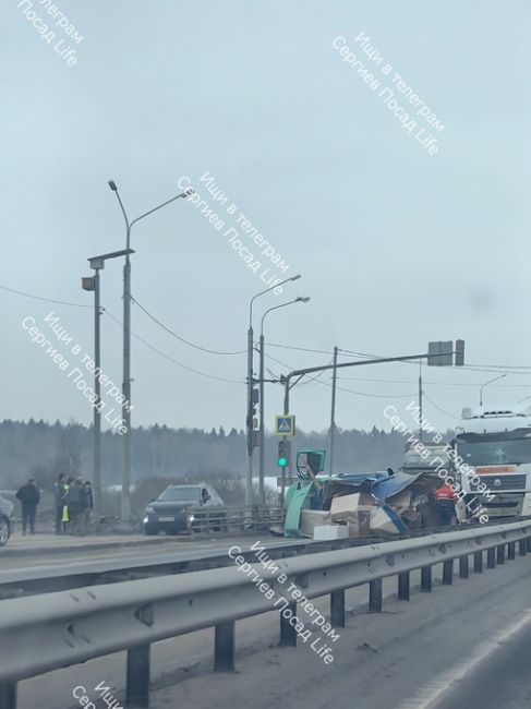 ДТП в районе заправки тбоил на Ярославке (61км), в сторону Москвы.  Объехать невозможно, образовалась пробка,..