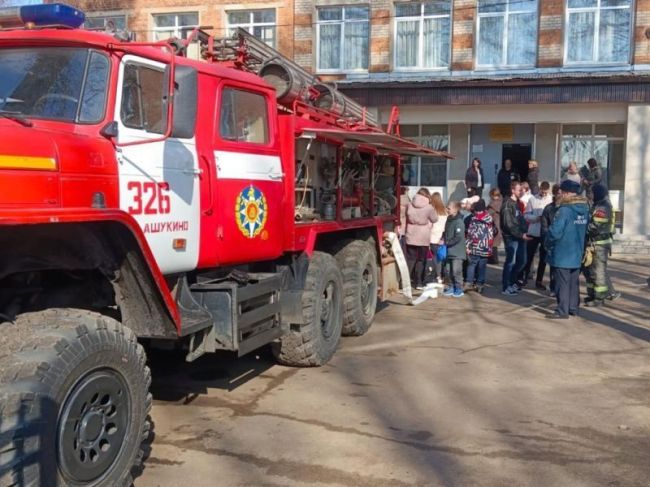 Учебную эвакуацию и занятие по пожарной безопасности провели с детьми в Пушкинском..