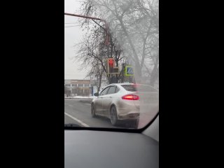 Сотрудники Госавтоинспекции выписали водителю автомобиля "Ford", ехавшему по тротуару в Акулово, три штрафа за..