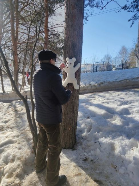 Вот такие снежные фигурки  сегодня появились у нас в парке Сосенки. Спасибо вам, мужчина, за интересные..