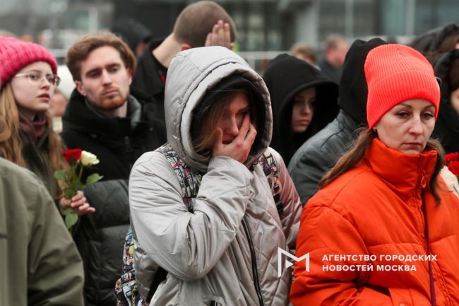 Место боли и слез  Мемориал возле «Крокуса» растёт, все больше людей хотят почтить память погибших, несут..