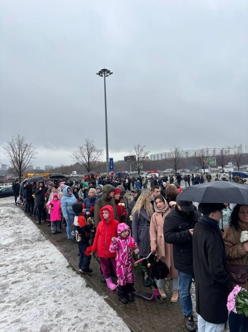 Очередь из людей у мемориала погибшим в теракте в «Крокус сити холле». На место приехал Иосиф Пригожин и..