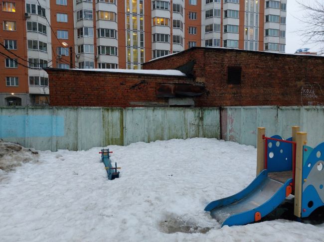 НИКТО НЕ ЧИСТИТ 😭
На улице Лесопарковая 18 целую зиму не чистили единственную в этом дворе детскую площадку...