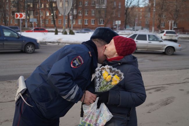 ❗Акцию «Цветы для автоледи» провели сотрудники Госавтоинспекции в Ленинском г.о.❗ 
В рамках Всероссийской..