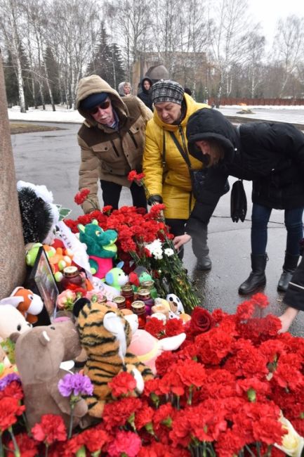 🌹 Цветы, мягкие игрушки и свечи несли жители Коломны в минувшие выходные к стихийному мемориалу в память о..