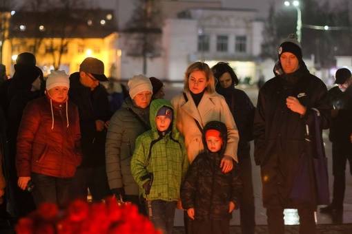 На площади Славы в Подольске зажглись сотни свечей.  Жители Городского округа почтили память погибших при..