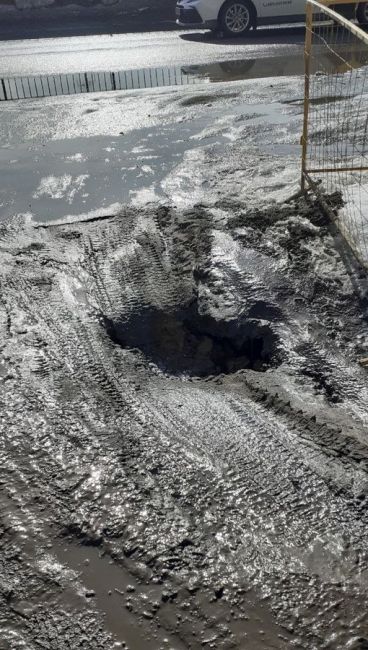 Месяц назад асё раскопали! Между 3 и5 домом раскопали в тот же день заасфальтировали потому,что в 5 доме..