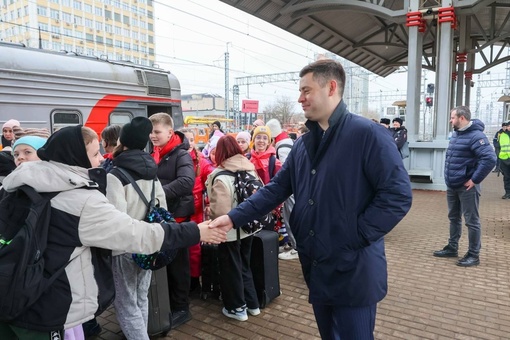 Глава города Григорий Артамонов вместе с олимпийской чемпионкой Юлией Гущиной сегодня утром встречал с..