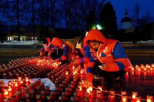 Сегодня 9 дней со дня трагедии в «Крокусе».  У «Вечного огня» зажгли..