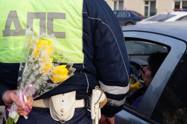 ❗Акцию «Цветы для автоледи» провели сотрудники Госавтоинспекции в Ленинском г.о.❗ 
В рамках Всероссийской..
