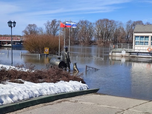 Вода в Москве-реке поднялась еще выше, смотровые площадки полностью ушли под воду.  Многие коломенцы и..