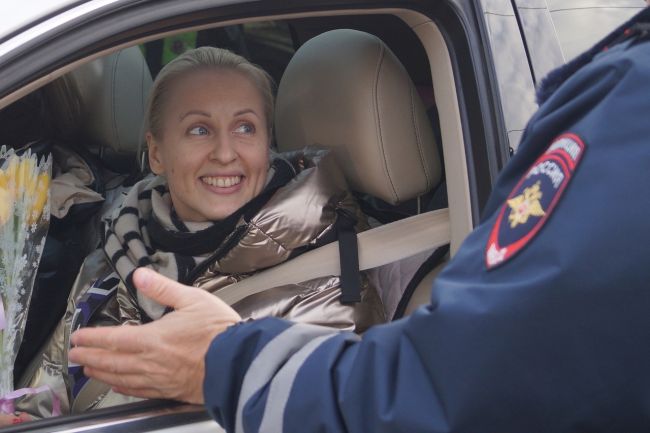 ❗Акцию «Цветы для автоледи» провели сотрудники Госавтоинспекции в Ленинском г.о.❗ 
В рамках Всероссийской..