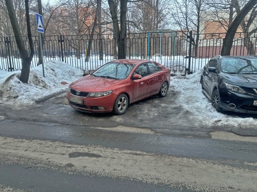 На Вокзальной улице легковой автомобиль паркуют на два места: по мнению подписчицы, водитель красного авто..