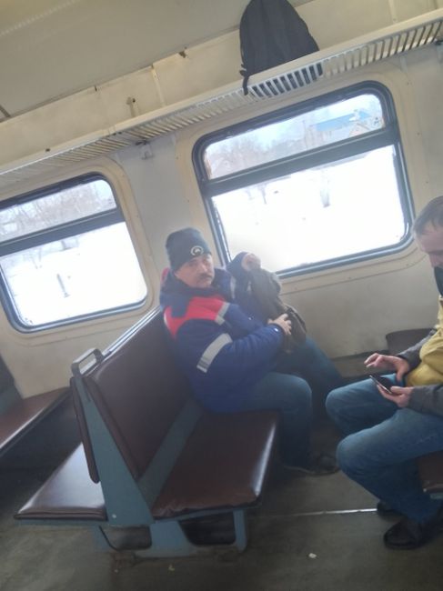 Мужчина начал выламовать руку и хватать за уши и голову в процессе чего порвал мне..