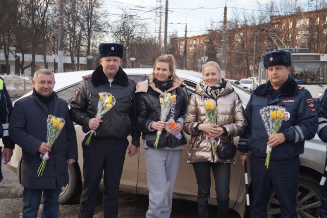 ❗Акцию «Цветы для автоледи» провели сотрудники Госавтоинспекции в Ленинском г.о.❗ 
В рамках Всероссийской..