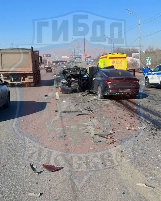 Женщина-водитель погибла в ДТП на Новорижском шоссе в Москве.  На оживленной трассе сломался BMW, из-за чего..