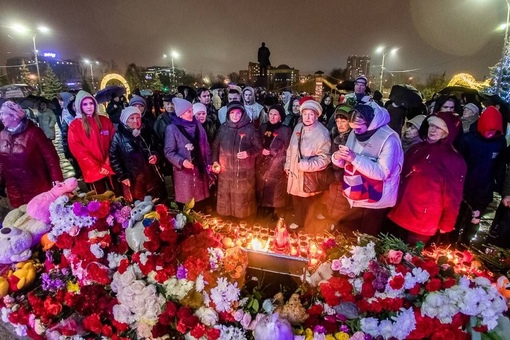 На центральной площади вчера вечером прошла акция «Свеча памяти» 🕯 
Активисты и жители выложили из горящих..