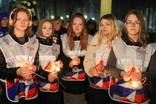 На площади Славы в Подольске зажглись сотни свечей.  Жители Городского округа почтили память погибших при..