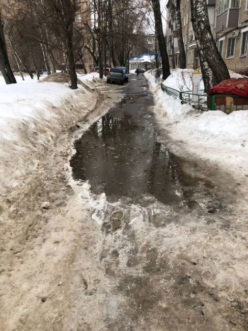 ‼На Терешковой 15 у 4 подъезда очень большая лужа , пройти не реально . Люди падают . Каждый год одно и тоже . Яма..