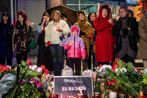 На центральной площади вчера вечером прошла акция «Свеча памяти» 🕯 
Активисты и жители выложили из горящих..