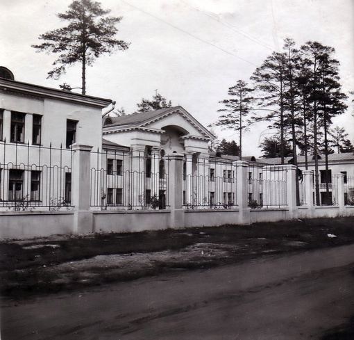 Здание бывшего Быковского детского дома
п. Быково, ул. Прудовая, д.23.  Быковский детский дом был открыт в 1943..