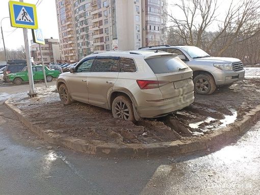 Герои нашего времени !🤬 Потом будем думать почему там газона..