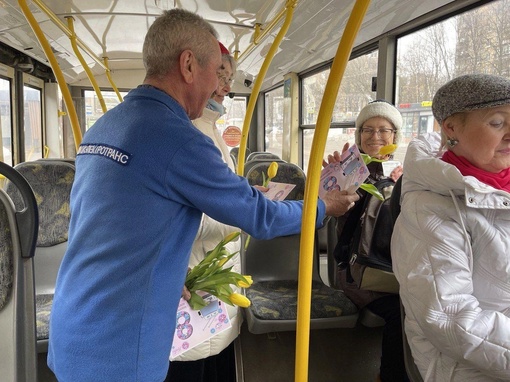 Мужской коллектив троллейбусного предприятия «Химкиэлектротранс» тоже не остались в стороне - поздравили..