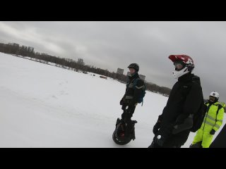 И ещё один велосипедист на канале в Химках 🚴🏻‍♂️  И не страшно же им, лед то значительно..