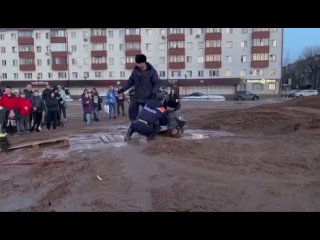 В Солнечногорске двое детей застряли в трясине посреди Советской площади. Вытаскивать их пришлось с помощью..