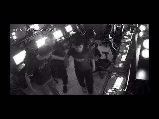 Жестокие кадры.  Мужчина с ножом ворвался в компьютерный клуб в подмосковном Фрязино.  Вначале он напал на..