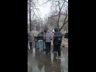 В центрах переливания крови в Москве и Подмосковье очереди.  Люди массово идут сдавать кровь после теракта в..