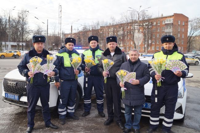 ❗Акцию «Цветы для автоледи» провели сотрудники Госавтоинспекции в Ленинском г.о.❗ 
В рамках Всероссийской..