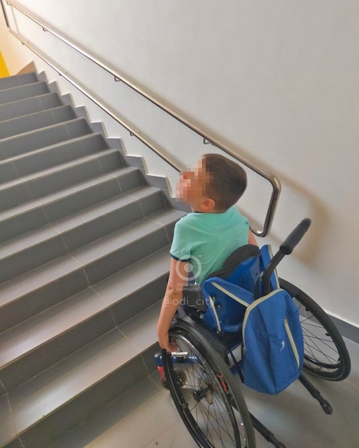 В детском саду №67 родителям почти год приходится поднимать сына на инвалидной коляске на второй этаж по..