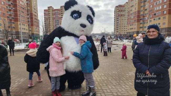 В посёлке Свердловский Лосино-Петровского округа нашествие медведей  Северный, бурый и панда раздают..