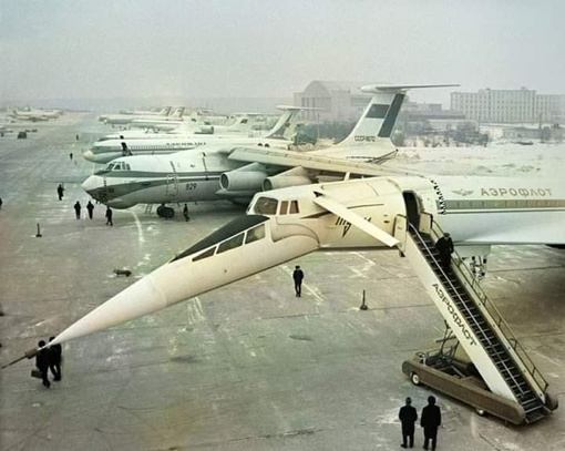 В аэропорту - только советский авиатранспорт
1974 год  На первом плане – знаменитый сверхзвуковой ТУ-144,..