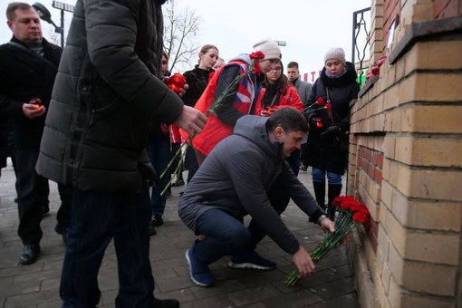 Жители городского округа Люберцы несут цветы, свечи и игрушки к мемориалу у часовни в центре Люберец в..