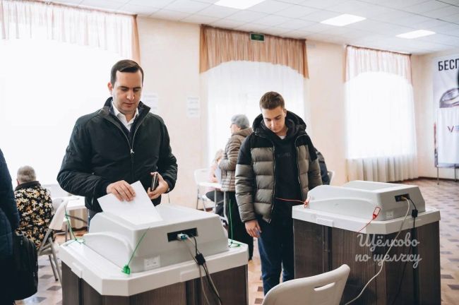 Глава Щелково Андрей Булгаков проголосовал на выборах  С сыном Пашей сегодня голосуем в микрорайоне..