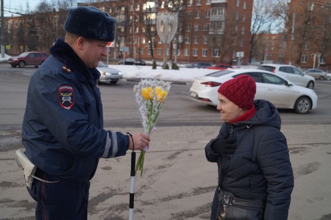 ❗Акцию «Цветы для автоледи» провели сотрудники Госавтоинспекции в Ленинском г.о.❗ 
В рамках Всероссийской..