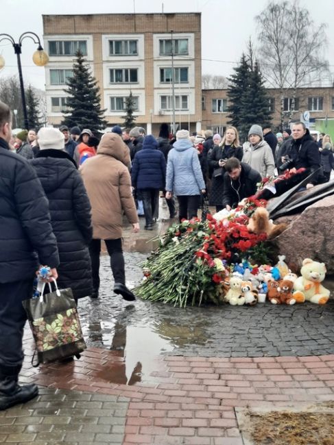 Сейчас у памятника "Чёрный тюльпан", много неравнодушных, сопереживающих людей, также приходят с детьми.  Это..