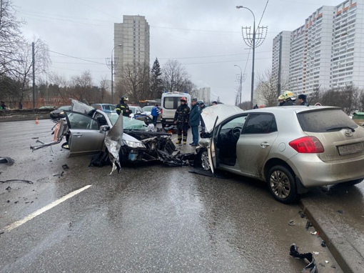 Фото с места cмepтeльнoгo ДТП Пaнфилoвcкoм. Водитель хонды не уступил пожарной, следовавшей на вызов. 
Boдитeль..