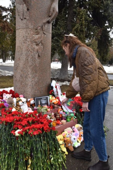 🌹 Цветы, мягкие игрушки и свечи несли жители Коломны в минувшие выходные к стихийному мемориалу в память о..