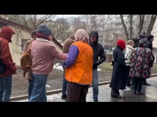 В центрах переливания крови в Москве и Подмосковье очереди.  Люди массово идут сдавать кровь после теракта в..