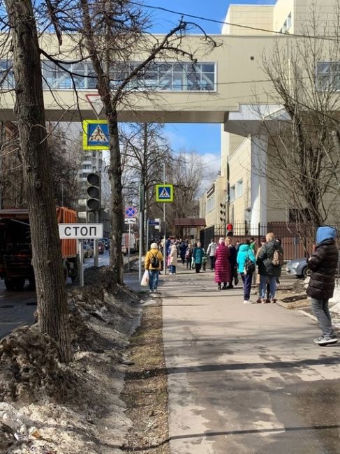 На востоке Москвы из-за анонимного сообщения эвакуируют поликлинику.  Посетителей попросили покинуть..