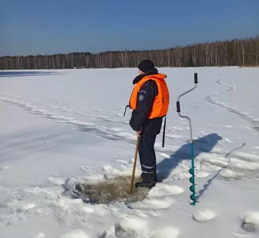 Лед на Черноголовском пруду начал таять.  Работники пожарно-спасательной части №6 проверили состояние..