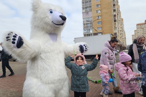 В посёлке Свердловский Лосино-Петровского округа нашествие медведей  Северный, бурый и панда раздают..