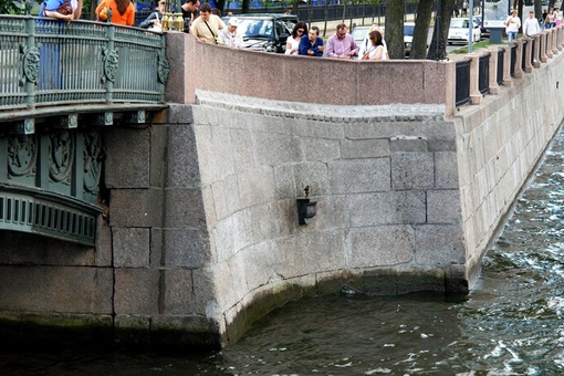 В северной столице, где, куда не плюнь, попадешь в историческую ценность или памятник (не только архитектуры),..