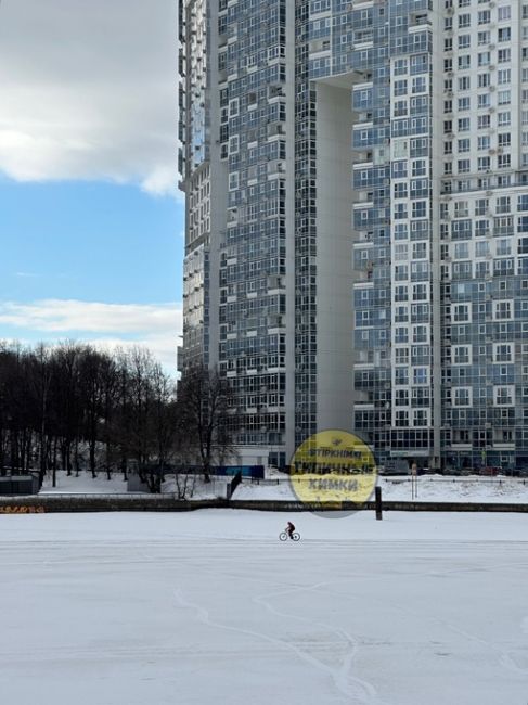 И ещё один велосипедист на канале в Химках 🚴🏻‍♂️  И не страшно же им, лед то значительно..