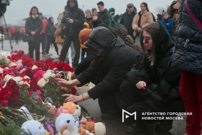 Место боли и слез  Мемориал возле «Крокуса» растёт, все больше людей хотят почтить память погибших, несут..