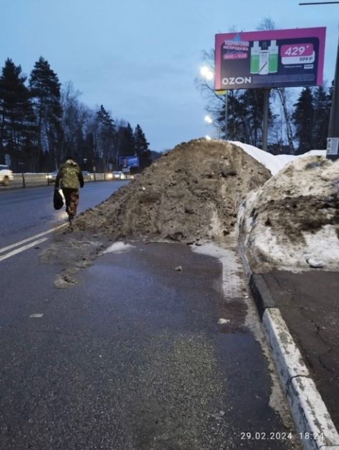Это уже реально опасно!  Огромная куча снега на Волоколамском шоссе, остановка "Дача". На обращения жителей..